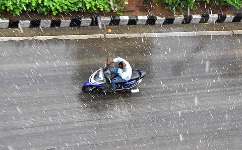 Showers bring temperatures down in Tirupati on Monday | Madhav K