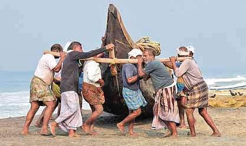 Fishermen refuse to heed climatic sea change, set out for fishing