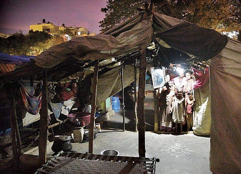 Scenes from the life of the nomads, who live in 40 to 50 huts between Hoskerehalli and Rajarajeshwarinagar | Nagaraja Gadekal