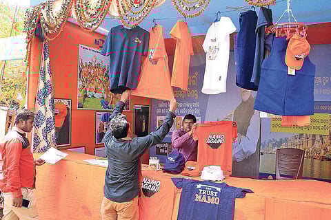 Poll merchandise traders make brisk business
