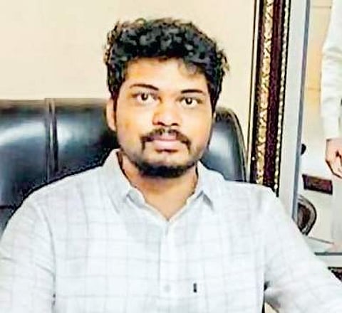 Governor accepts Minister Kidari Sravan Kumar’s resignation