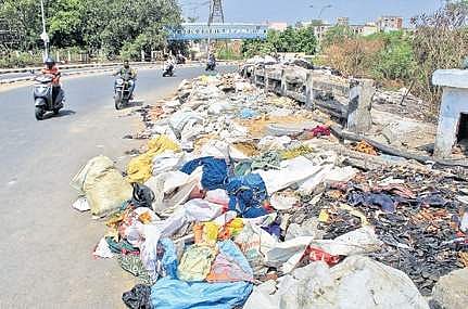 Garbage dumped on the pavements of Elephant Gate bridge | Smriti Baskar