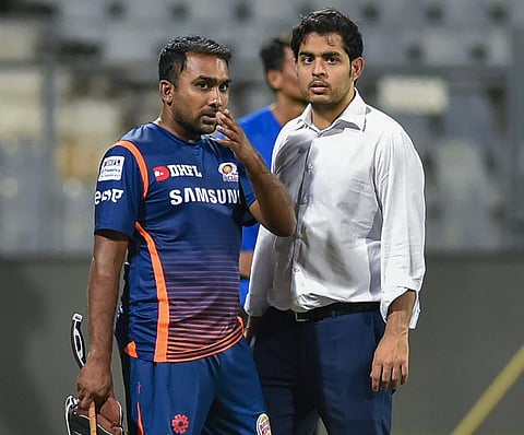 Mahela Jayawardene with Akash Ambani. (Photo | PTI)