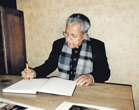 CM Pinarayi Vijayan signing visitors’ book at Anne Frank House, Amsterdam (Photo | EPS)