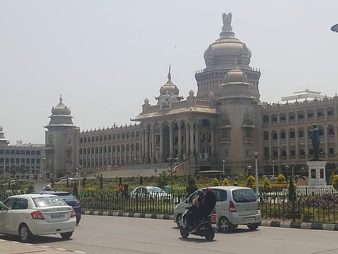 Traffic rushes by past the Vidhan Soudha (EPS|Debdutta Mitra)