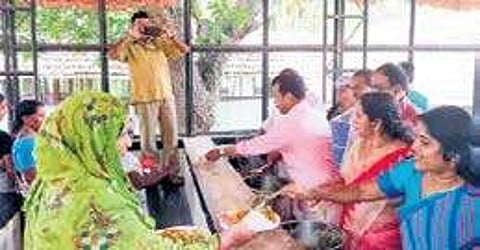 The project 'Vishappurahitha Nagaram' provides subsidised meals once a day to patients at hospitals