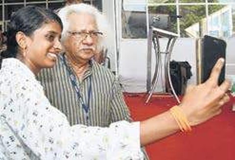 A delegate takes a selfie with Adoor Gopalakrishnan at the valedictory of the second edition of ICFFK (Photo | B P Deepu/EPS