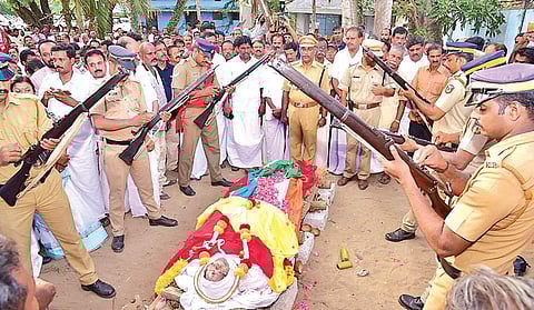 Congress leader and former minister Kadavoor Sivadasan being given state honours at the Mulankadakom crematorium in Kollam on Friday