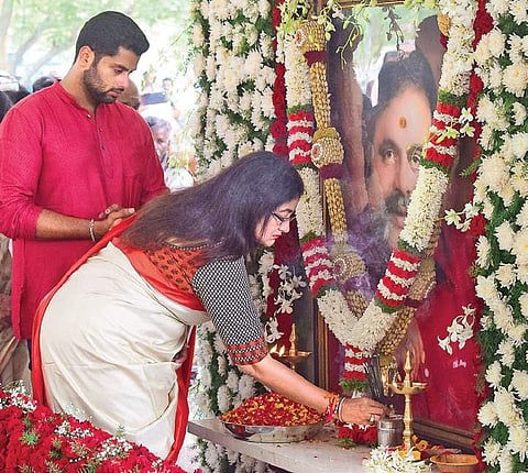 Sumalatha Ambareesh offers pooja at the memorial of her husband after winning the Mandya Lok Sabha seat, in Bengaluru on Friday | Pandarinath B