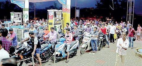 Huge rush at a fuel station in Bhubaneswar on Saturday | Express