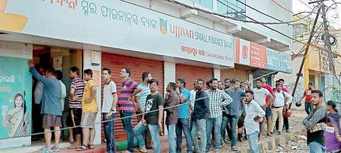 A serpentine queue in front of an ATM kiosk at Lewis Road in Bhubaneswar on Saturday I Irfana