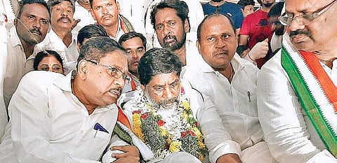 Karnataka Deputy CM G Parameshwara speaks to Congress leader Mallu Bhatti Vikramarka on Sunday. (Photo | EPS)