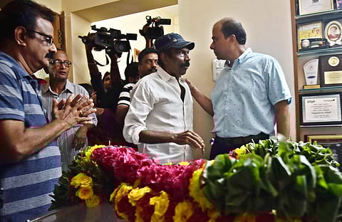 Actor Gowndamani paying homege to Veteran Tamil playwright and actor Crazy Mohan on Monday in Chennai. (Photo | P Jawahar, EPS)
