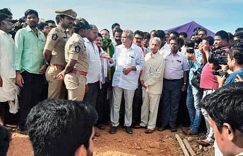 Kandukur MLA M Mahidhar Reddy addressing the farmers during the protest at Rallapadu project in Prakasam district on Tuesday. (Photo | EPS)