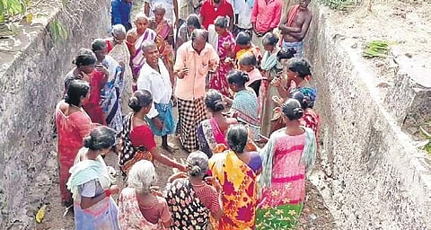 A group of farmers in Kilvelur singing oppari to mark what they called death of the kuruvai crop | Express