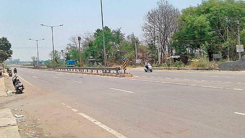 A street in Sambalpur wears a deserted look as the city recorded 45.6 degree Celsius on Wednesday. (Photo | EPS)