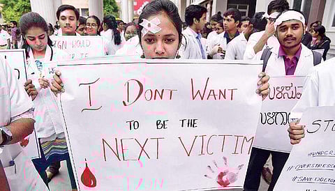 Doctors and MBBS students of Bangalore Medical College stage a protest in solidarity with a doctor who was attacked in Kolkata | Vinod Kumar T