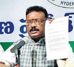 Sravan Dasoju during a press meet in Hyderabad. (Photo | Express)