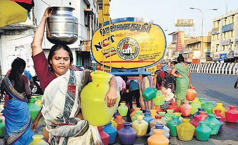 A file image of Aminjikarai residents filling water from a Metro Water tanker.(Photo | EPS/D SAMPATHKUMAR)