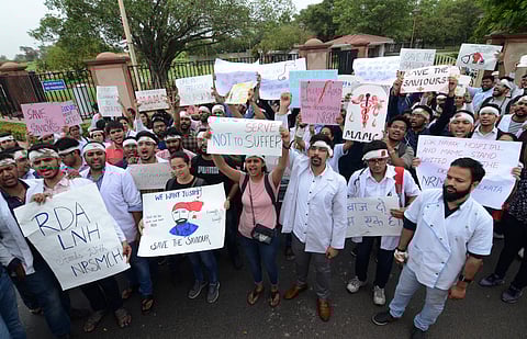 Resident Doctors of LNJP hospital in New Delhi holds a protest march against the violence against doctors in West Bengal. | (Naveen Kumar P | EPS)