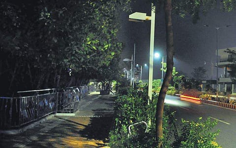 Queen's Walkway without the streetlights A Sanesh
