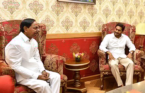 TRS president K Chandrasekhar Rao and YSRC chief YS Jaganmohan Reddy (File Photo | EPS)