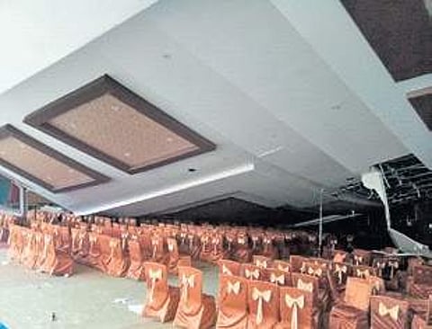At the time of the incident, a function was underway. Invitees who were present in the hall saw the roof ceiling slowly and steadily crumbling.