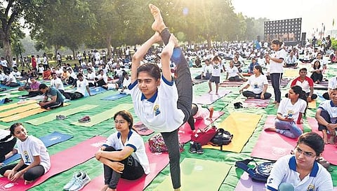 Scores turned out to perform Yoga at Rajpath on Friday | PARVEEN NEGI