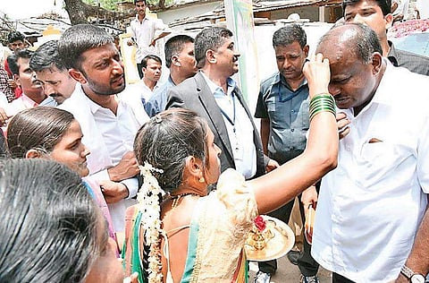 Chandarki villagers welcome CM Kumaraswamy with an arti ceremony