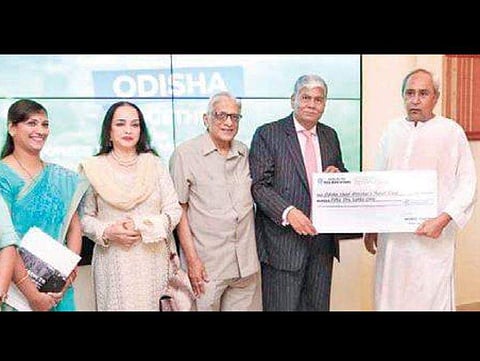 Vice Chairman of WTC Mumbai Vijay Kalantri handing over cheque to Chief Minister Naveen Patnaik. ( Photo | EPS)