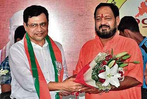 BJP state president Basanta Panda welcoming Ashwini Vaishnav to the party in Bhubaneswar on June 22. ( Photo | EPS)