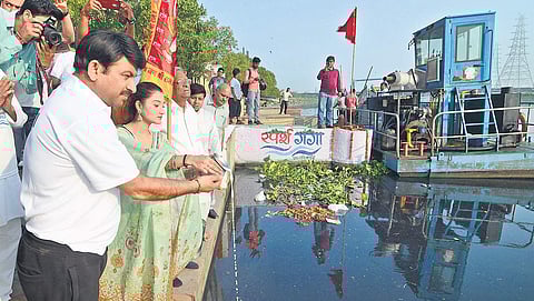 Delhi BJP president Manoj Tiwari and the national ambassador of the Sparsh Ganga campaign, Arushi Nishank, during the river ceaning campaign at the Yamuna in New Delhi on Sunday. | (Naveen Kumar | EPS)