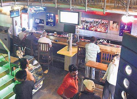 Citizens object to cops’ leaked pub visit