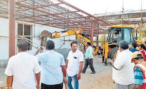 GVMC workers under town planning offcials’ supervision demolish an unauthorised construction at Pandumpulla Sandu in Ward No 63 in on Wednesday. (Photo | EPS)