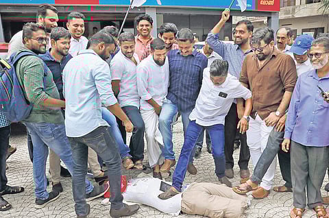Kerala Hotel & Restaurant Association members staging a protest in front of the OYO office at Edappally in Kochi on Wednesday | ARUN ANGELA