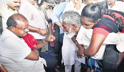CM Kumaraswamy interacting with people in Raichur district on Wednesday |Express
