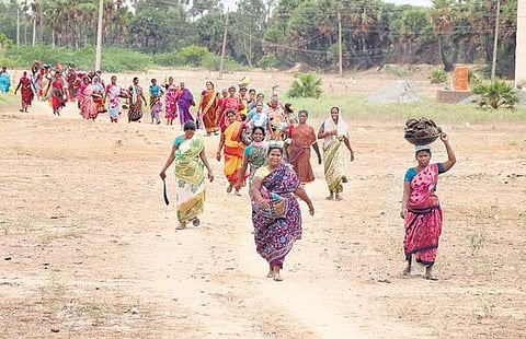 Brick kiln labourers in Kattur return home after work | Nigamanth P