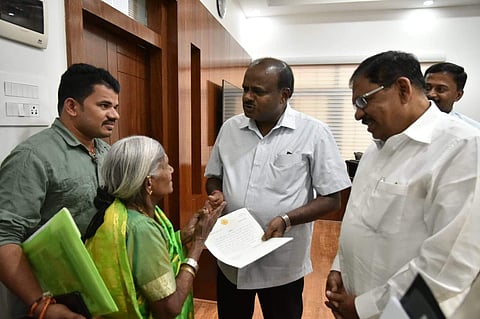 Saalumarada Thimmakka with Karnataka CM Kumaraswamy in Bengaluru requesting him to save the tree stretch. (Photo | EPS)