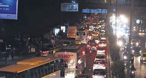 Traffic comes to a crawl outside Akshardham Metro station, as interstate buses wait to pick up long-haul passengers to Uttar Pradesh| Parveen Negi