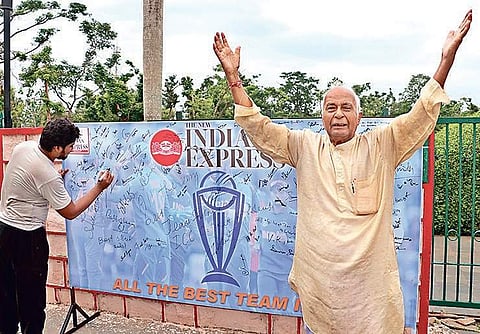 Participants at the signature campaign of TNIE to support Team India for the cricket World Cup, at IG Park in Bhubaneswar
