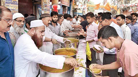 Aman Committee members distribute food to people at Hauz Qazi