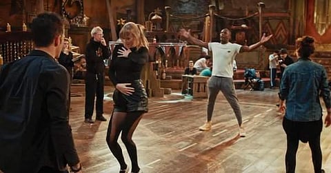 Taylor Swift and Idris Elba are seen together on the sets of 'Cats'. (Screengrab)