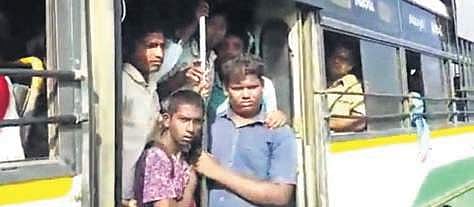 Overloaded Palle Velugu RTC bus at Kodimyal. (Photo | EPS)