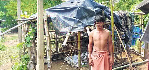 Madhu Bhokta has taken on himself to complete whatever stands as shelter for him and his family at Lodhapara in West Bengal’s Jhargram district. (Photo | Pranab Mondal, EPS)
