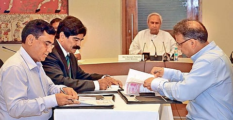 Sports Secretary Vishal Dev and senior vice president, TTFI SN Sultan and president, OSTTA LN Gupta signing the MoU in presence of CM Naveen Patnaik. ( Photo| EPS)