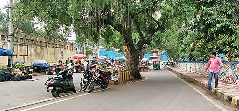The Swaraj Maidan Rythu Bazar road where temporary residence of Governor Harichandan is coming up. (Photo | EPS)