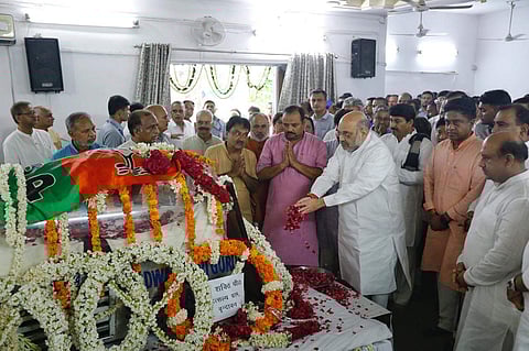 BJP chief Amit Shah pays tribute to former Delhi BJP chief Mange Ram Garg at Delhi Pradesh office on 21J July 2019. (Photo | Arun Kumar, EPS)