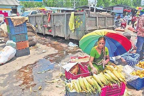 Vendors selling vegetables near trash bins set up by the Vijayawada Municipal Corporation, at Swaraj Maidan Rythu Bazar| Prasant Madugula