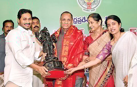 CM Jagan Mohan Reddy and wife Bharathi present a memento to Governor ESL Narasimhan in Vijayawada on Monday, July 22 (Photo | EPS)