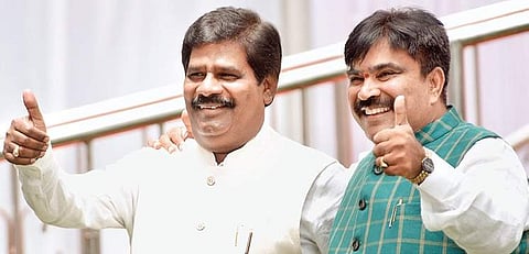 Independent Karnataka MLAs H Nagesh and R Shankar (File Photo | EPS)